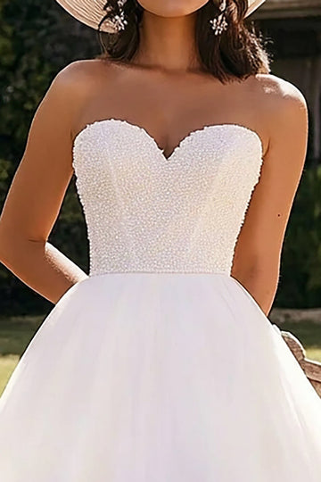 Robe de mariée blanche sans bretelles une ligne jusqu’au genou avec perles